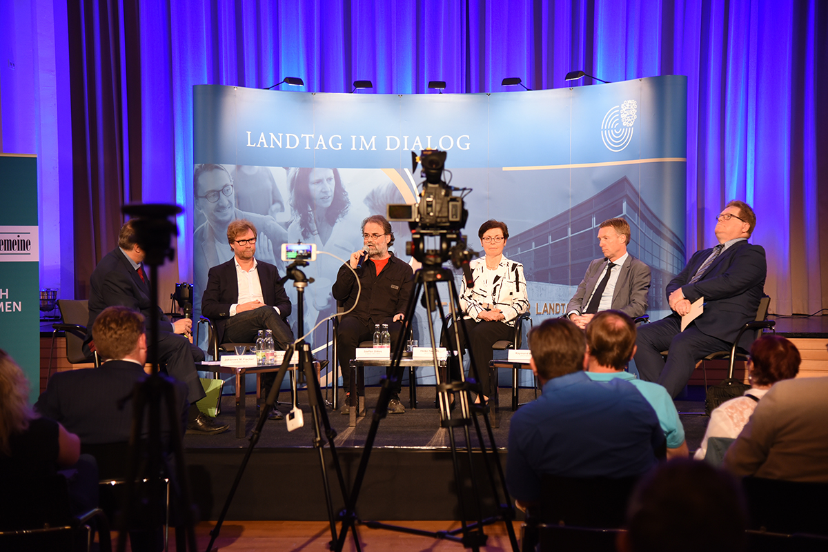 Fünf Abgeordnete in einer Diskussionsrunde während einer Veranstaltung Landtag im Dialog in Sömmerda.